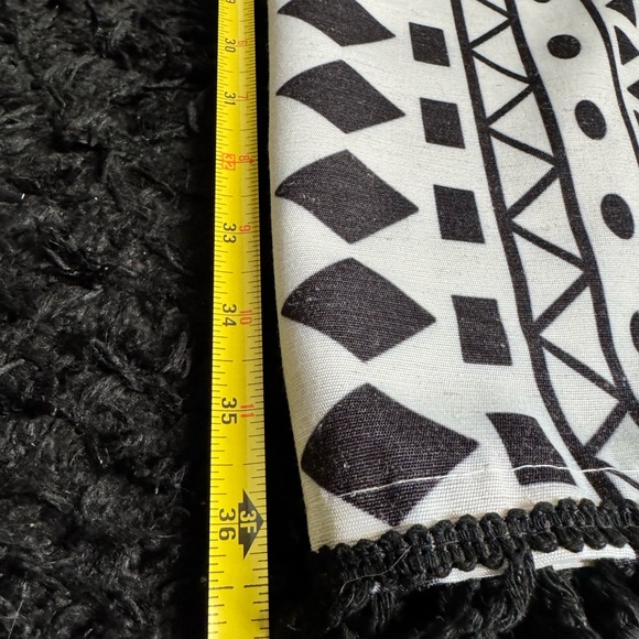 Black & White Geometric Tassel Throw Blanket - Unbranded - Picture 2 of 6